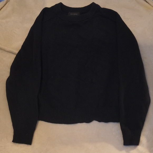 Banana Republic Sweaters - Banana Republic Classic Black Crew Neck Sweater